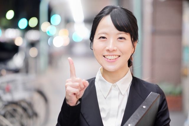 人差し指を立てる女性