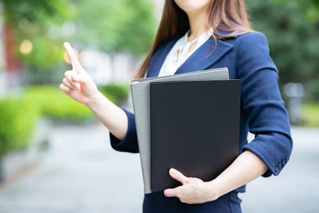 書類を持つ女性